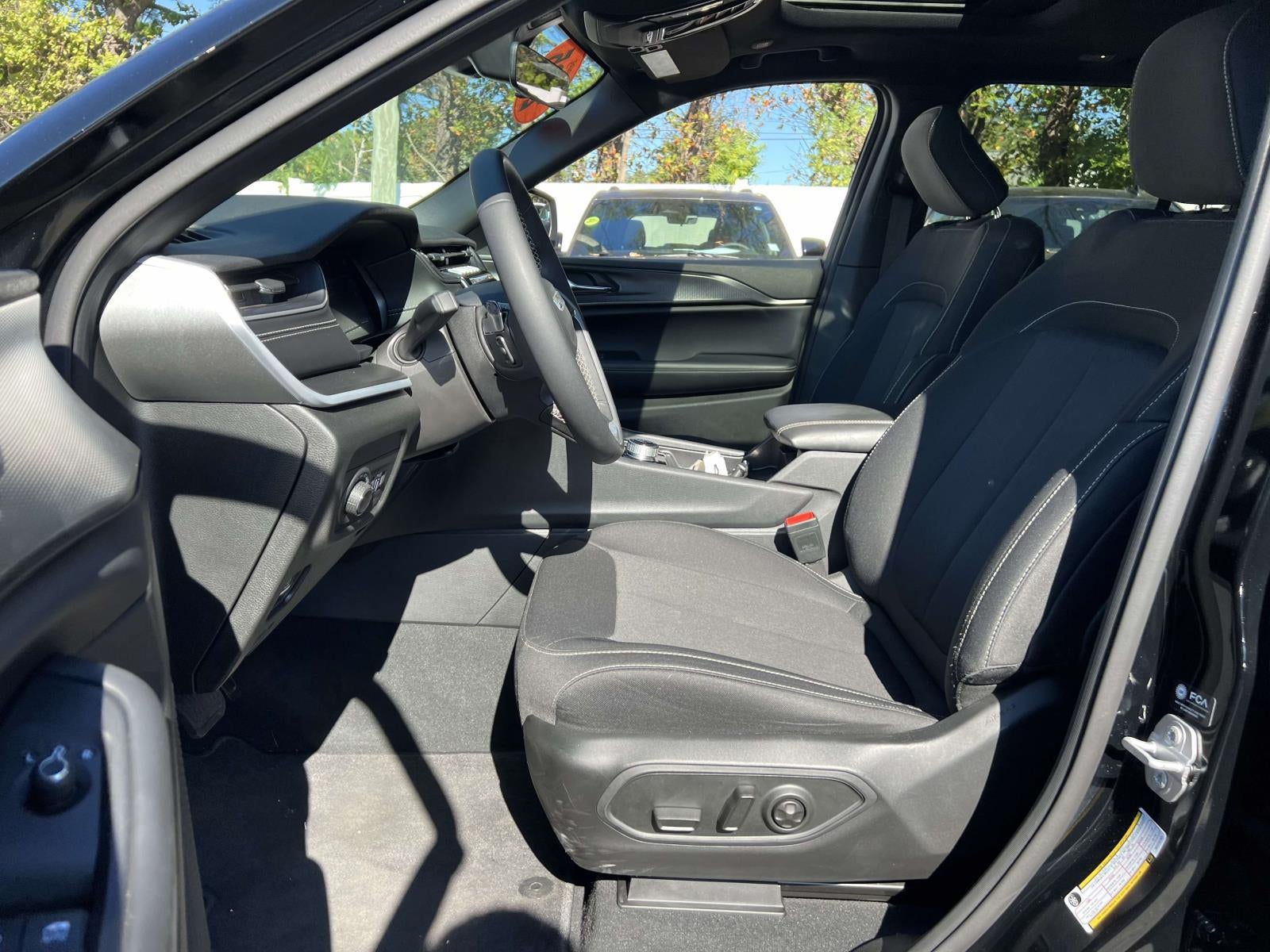 2025 Jeep Grand Cherokee Laredo X 4x4