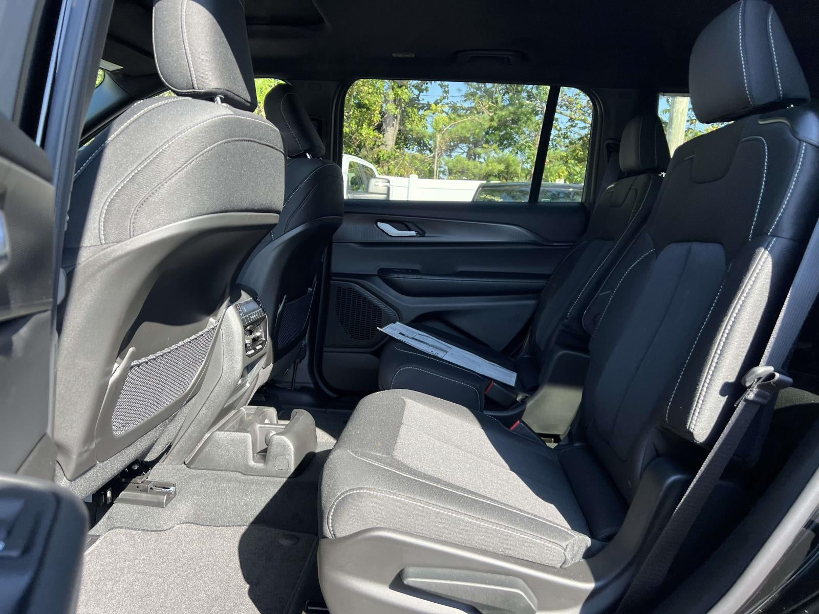 2025 Jeep Grand Cherokee Laredo X 4x4