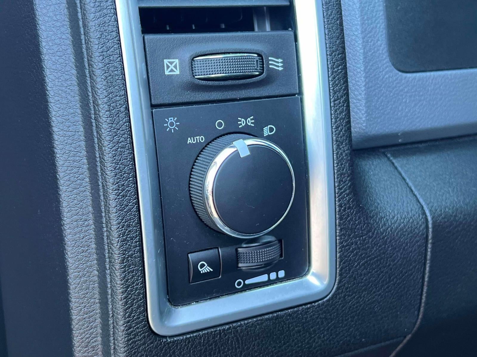 2019 RAM 1500 Classic SLT Crew Cab 4x4 64' Box