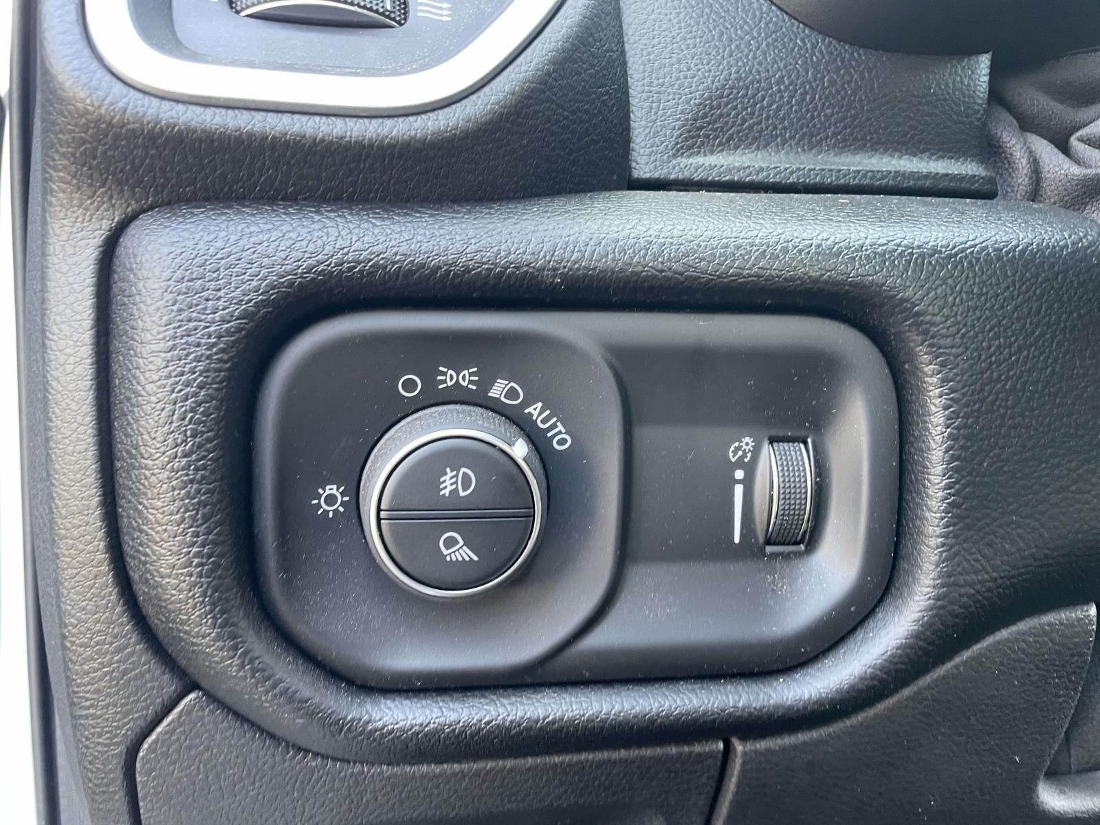 2020 RAM 1500 Big Horn Quad Cab 4x4 64' Box