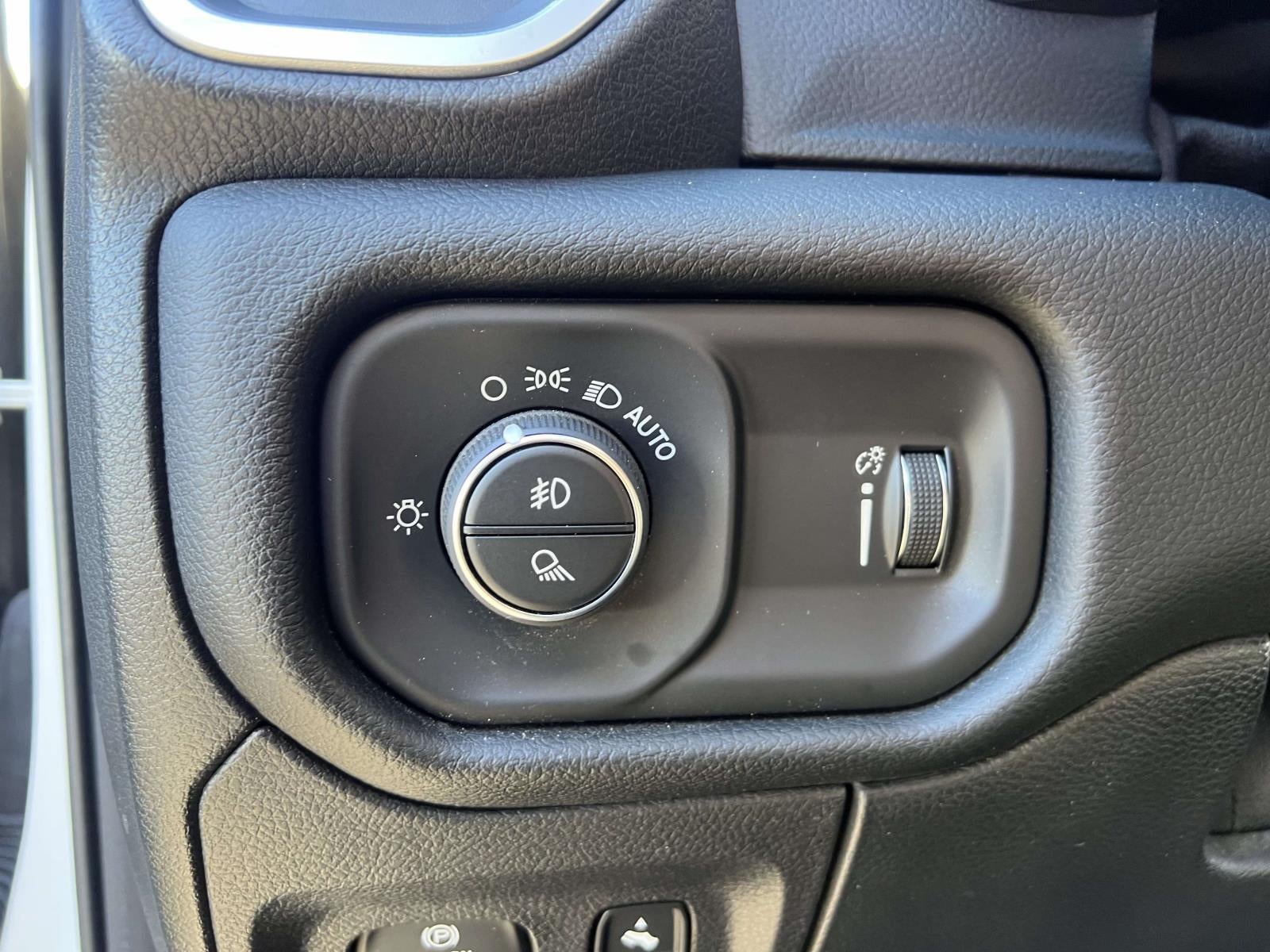 2021 RAM 1500 Big Horn Crew Cab 4x4 57' Box