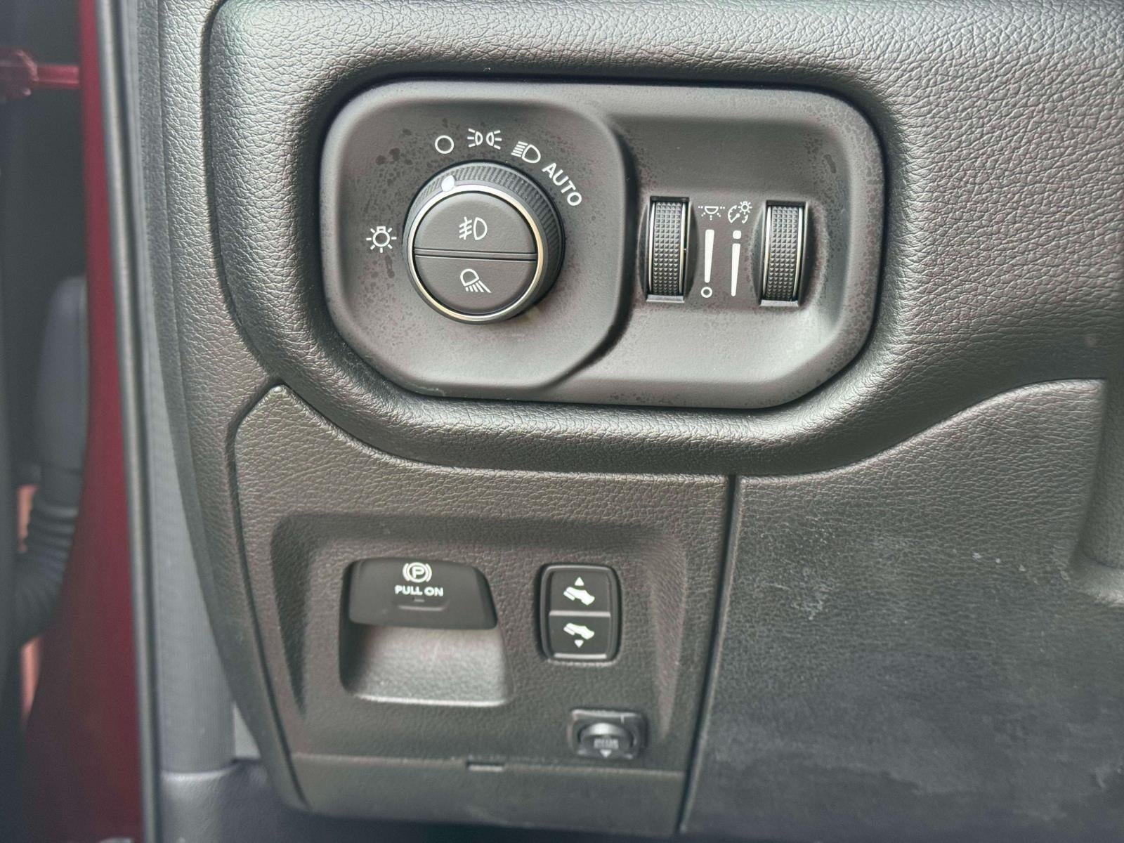 2019 RAM 1500 Laramie Crew Cab 4x4 64' Box
