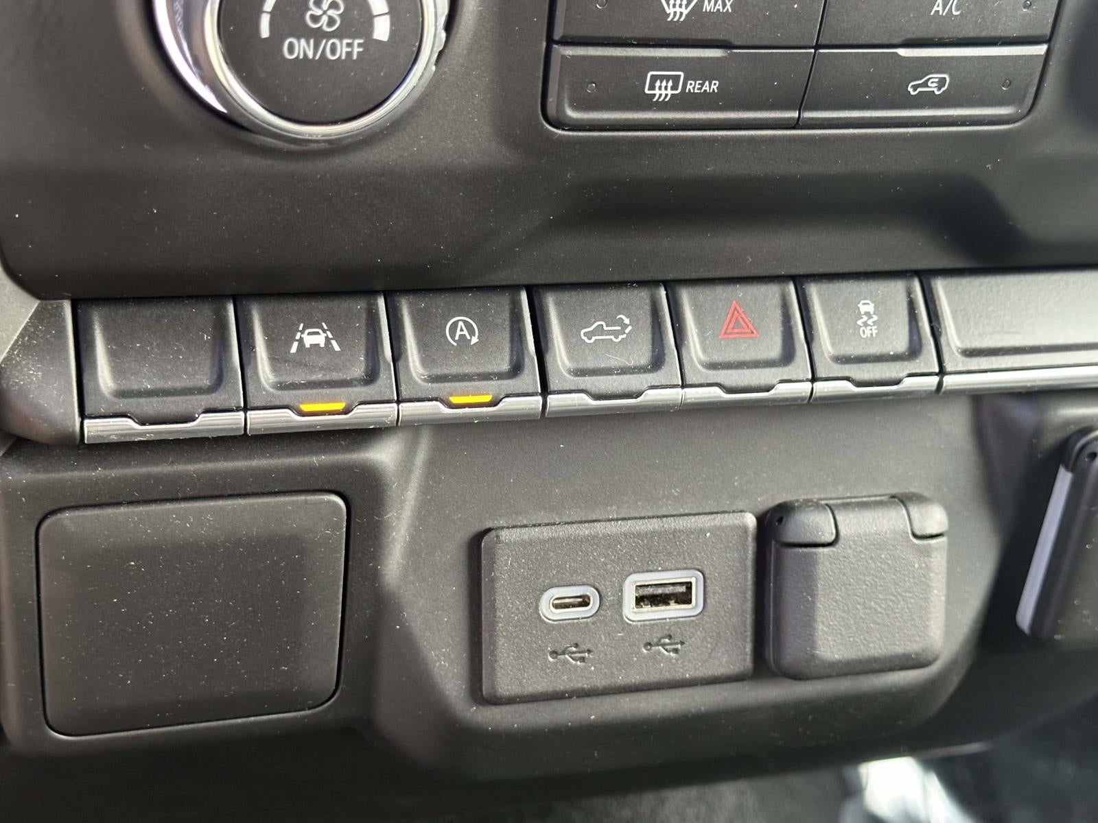 2022 Chevrolet Silverado 1500 4WD Crew Cab Standard Bed Custom