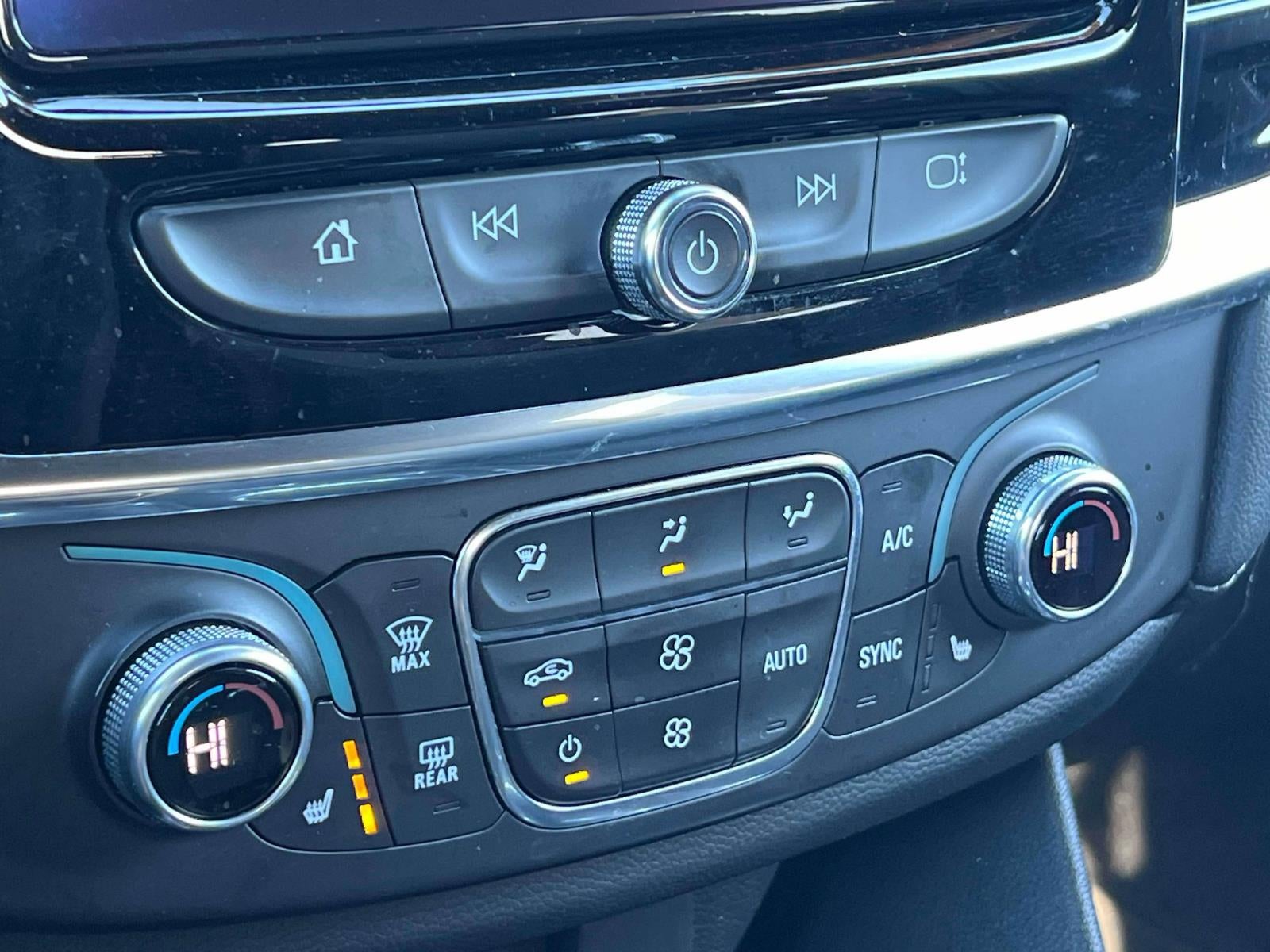 2023 Chevrolet Traverse AWD LT Cloth