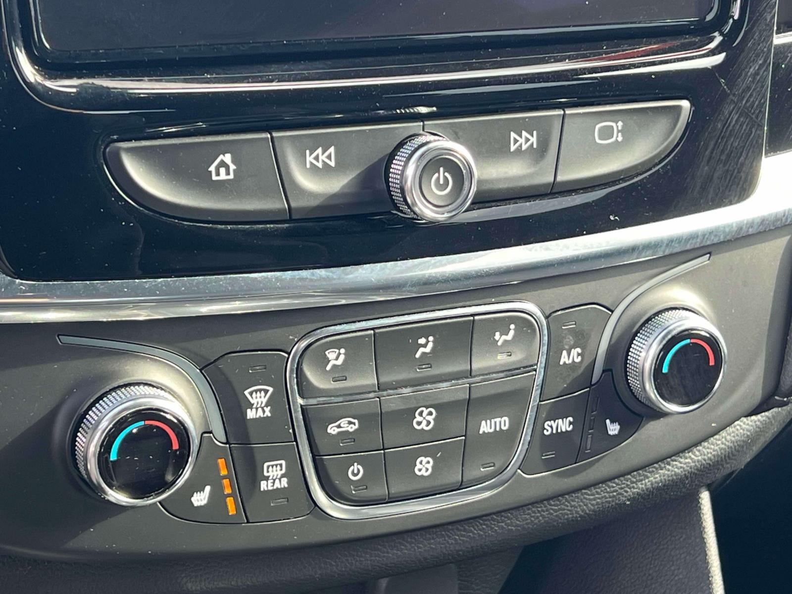 2023 Chevrolet Traverse AWD LT Cloth