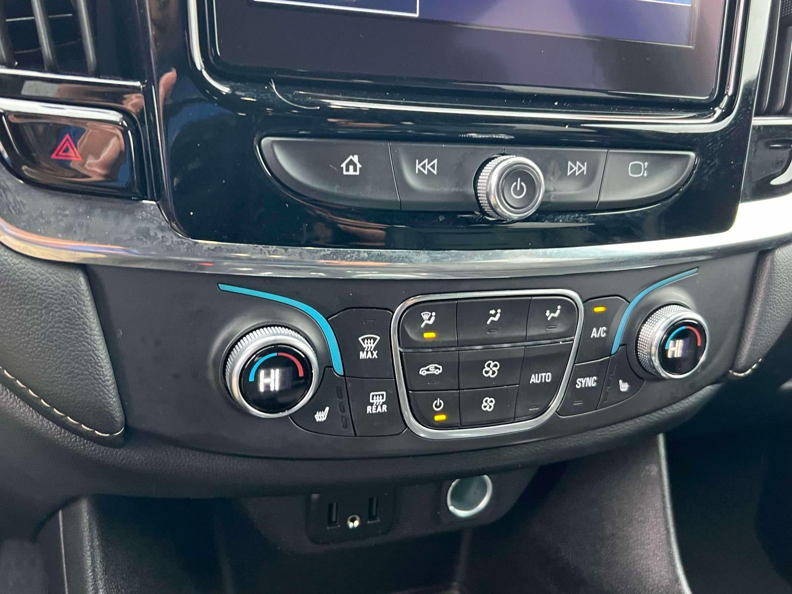 2023 Chevrolet Traverse AWD LT Leather