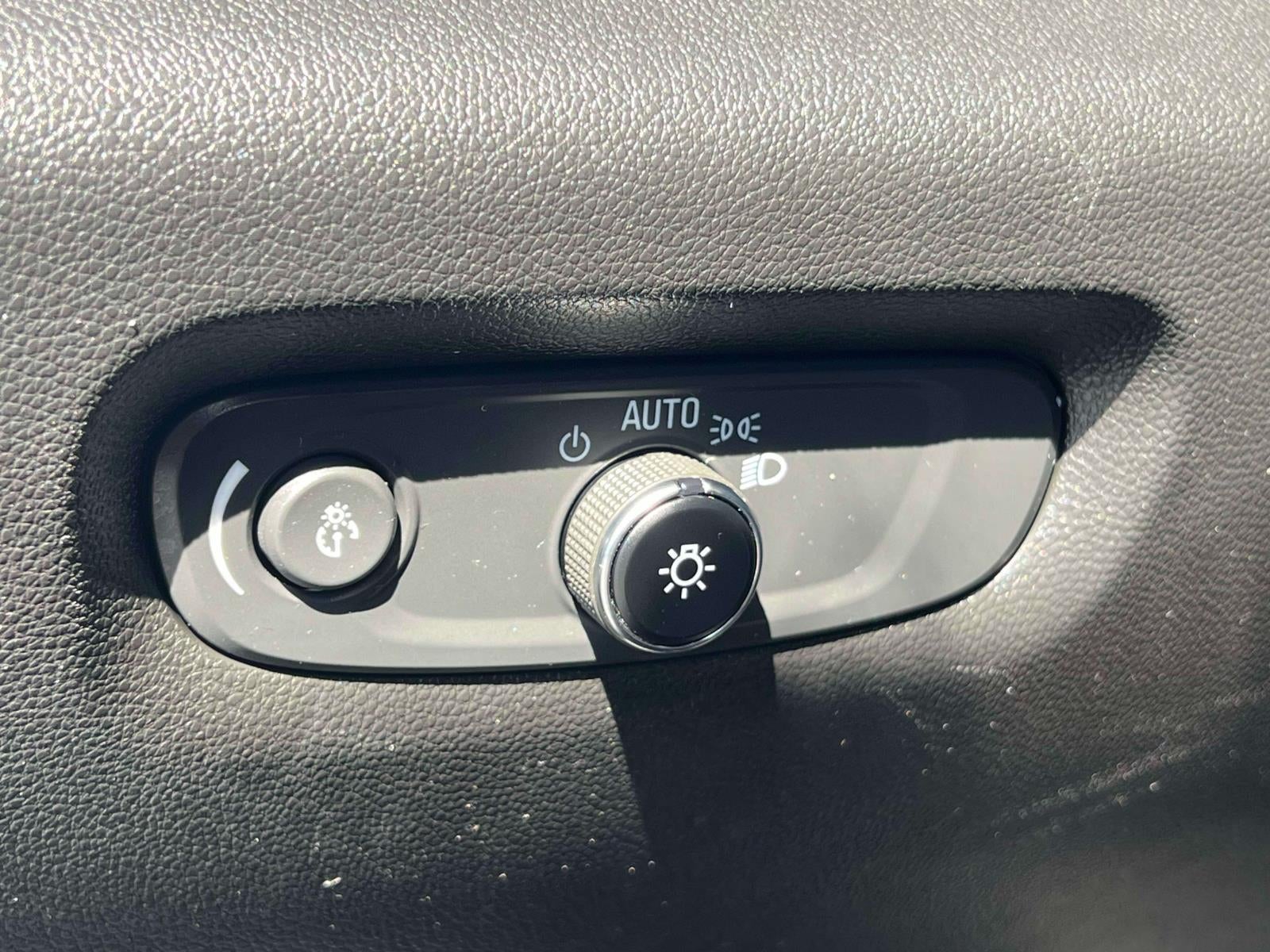 2023 Chevrolet Traverse AWD LT Leather