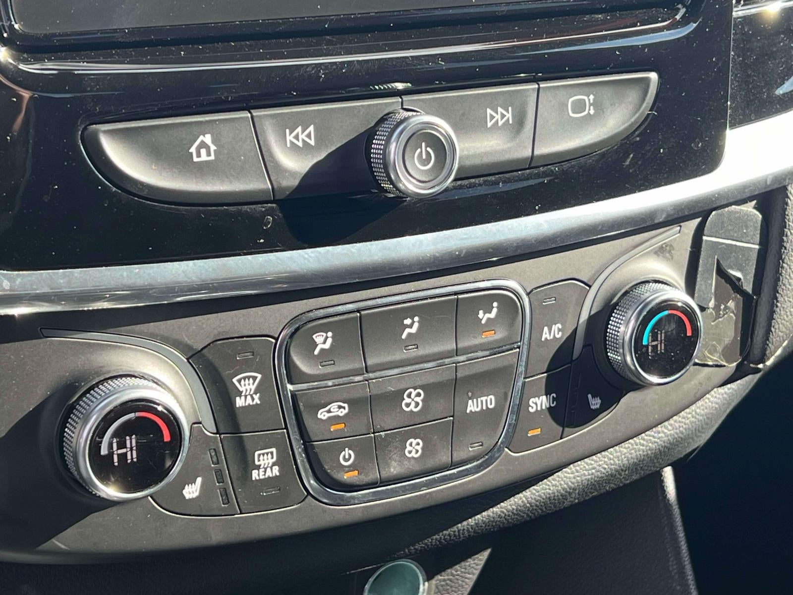 2023 Chevrolet Traverse AWD LT Leather