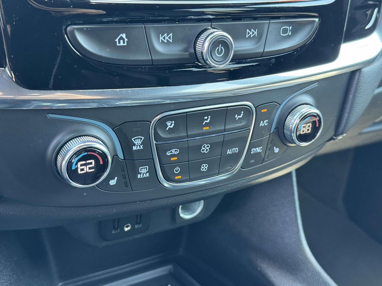 2023 Chevrolet Traverse AWD LT Leather