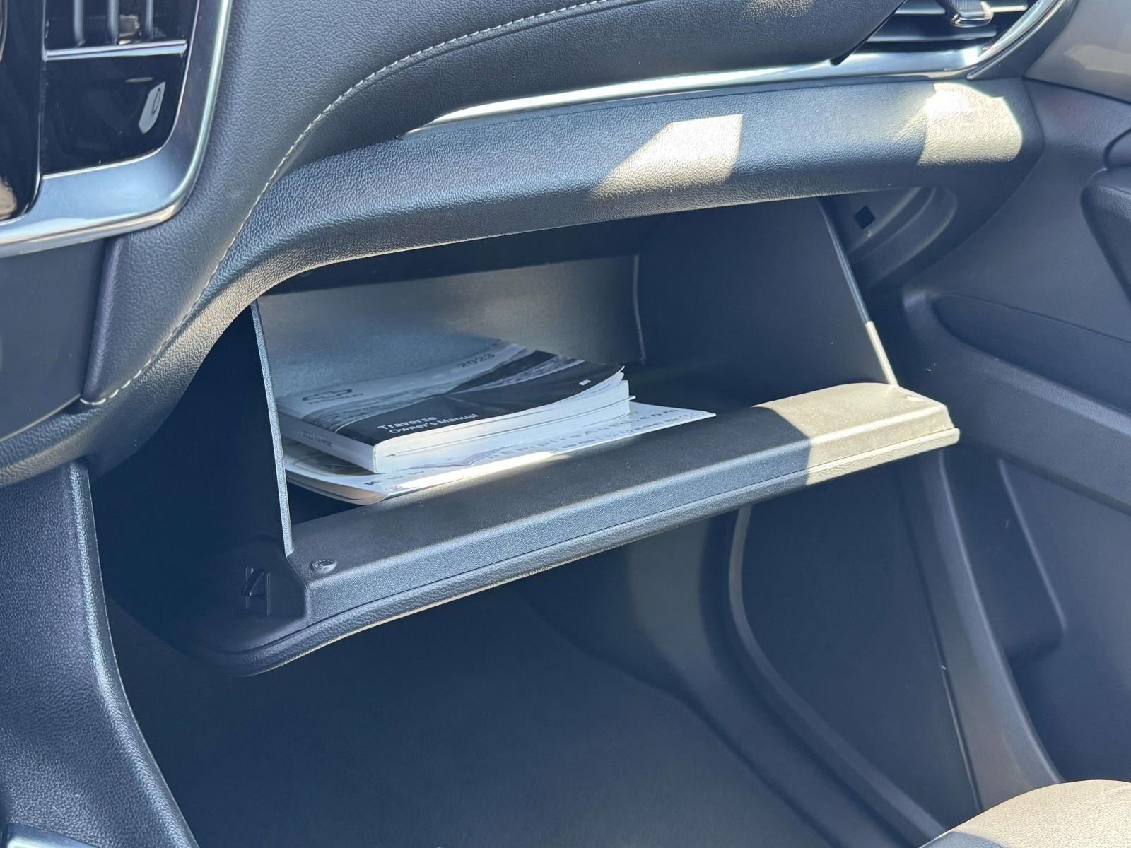 2023 Chevrolet Traverse AWD LT Leather