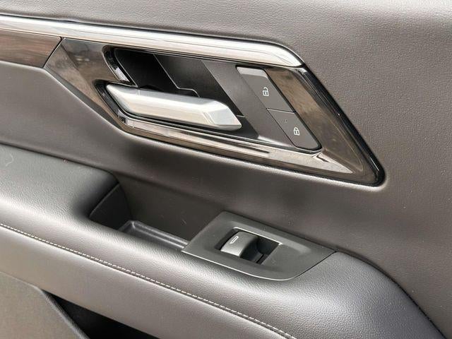 2025 Chevrolet Suburban 4WD LT