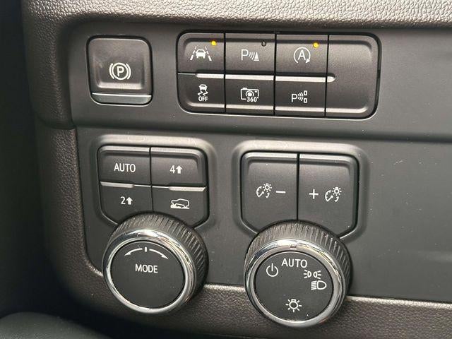 2025 Chevrolet Suburban 4WD LT