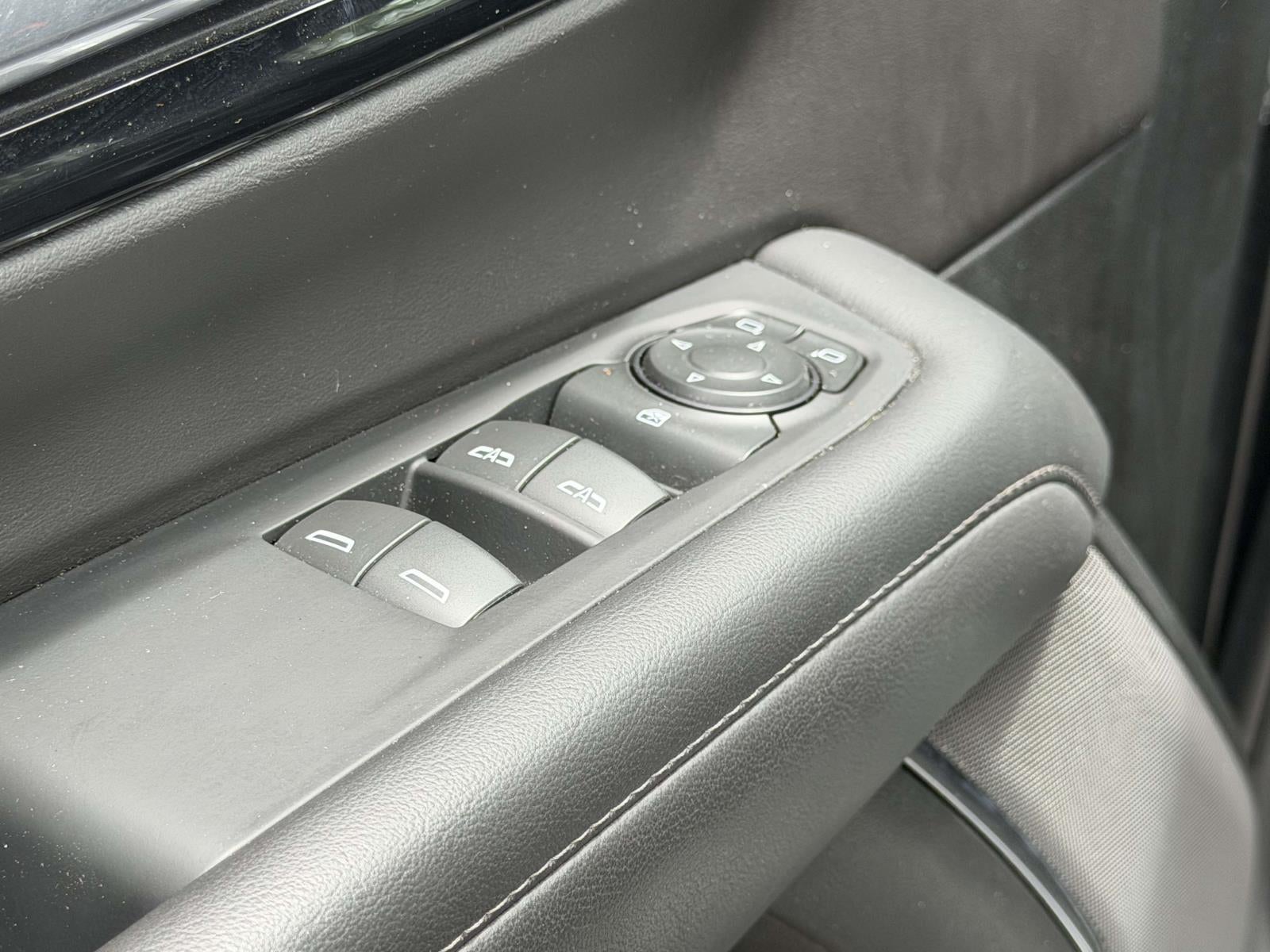 2025 Chevrolet Suburban 4WD LT
