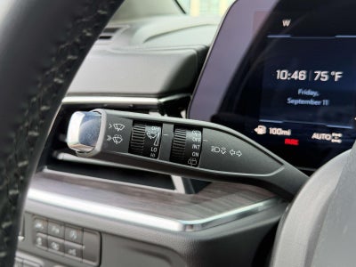 2025 Chevrolet Suburban 4WD LT