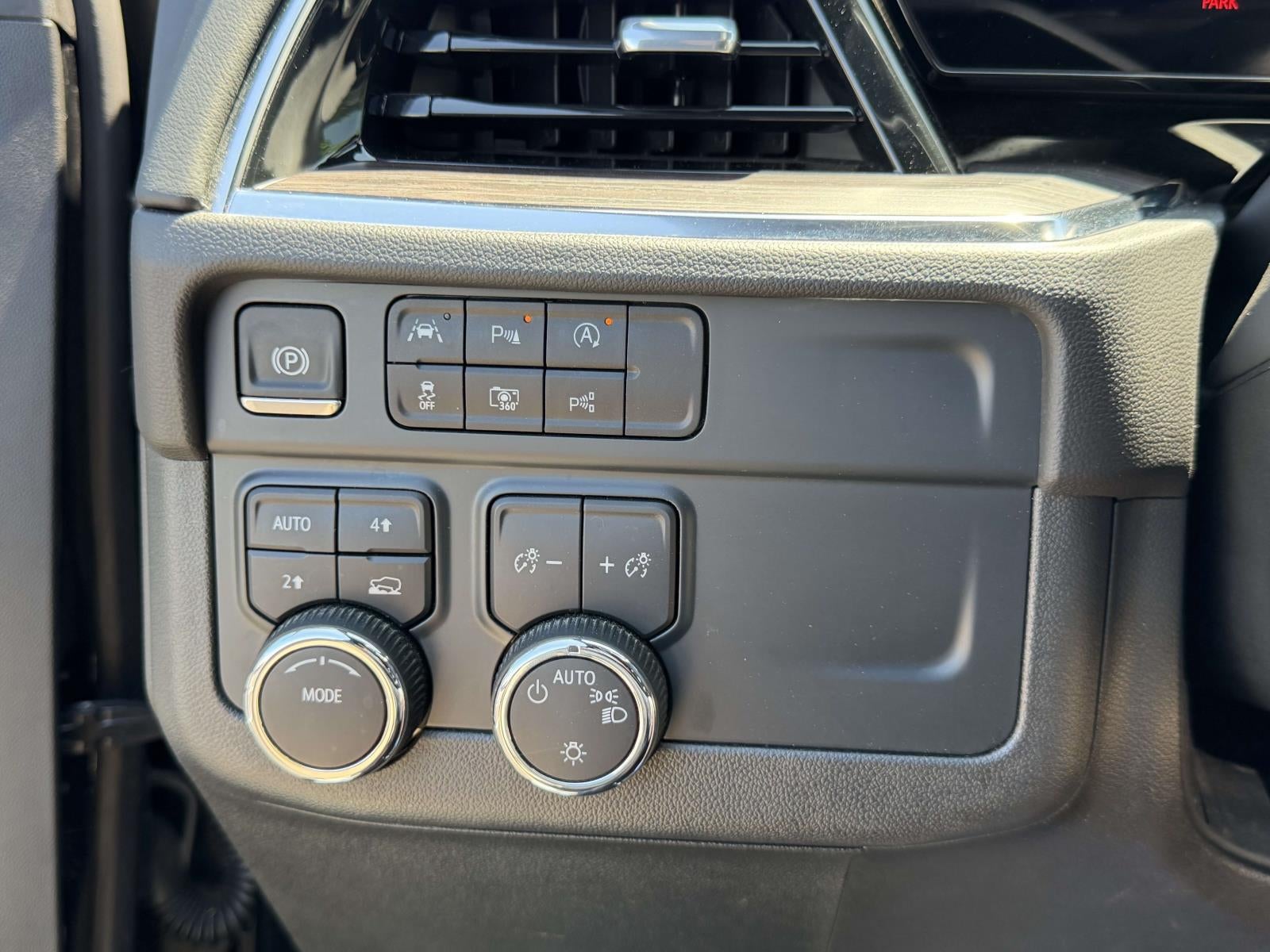 2025 Chevrolet Suburban 4WD LT