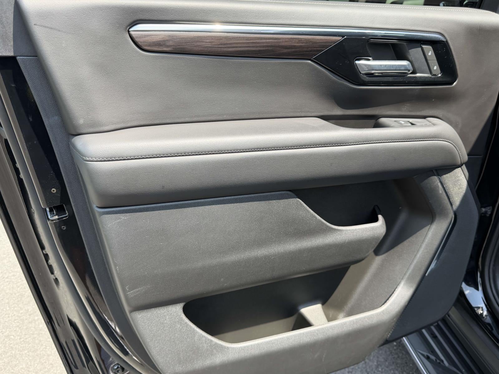 2025 Chevrolet Suburban 4WD LT