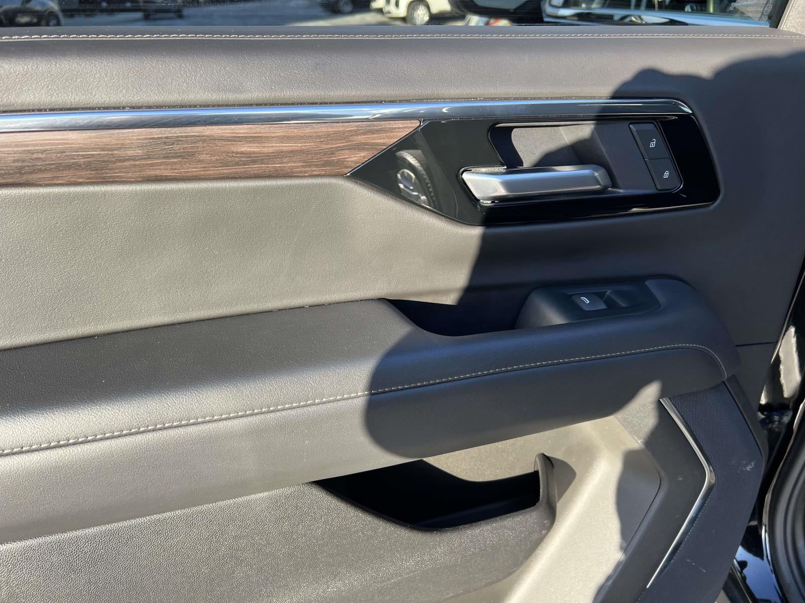 2025 Chevrolet Suburban 4WD LT