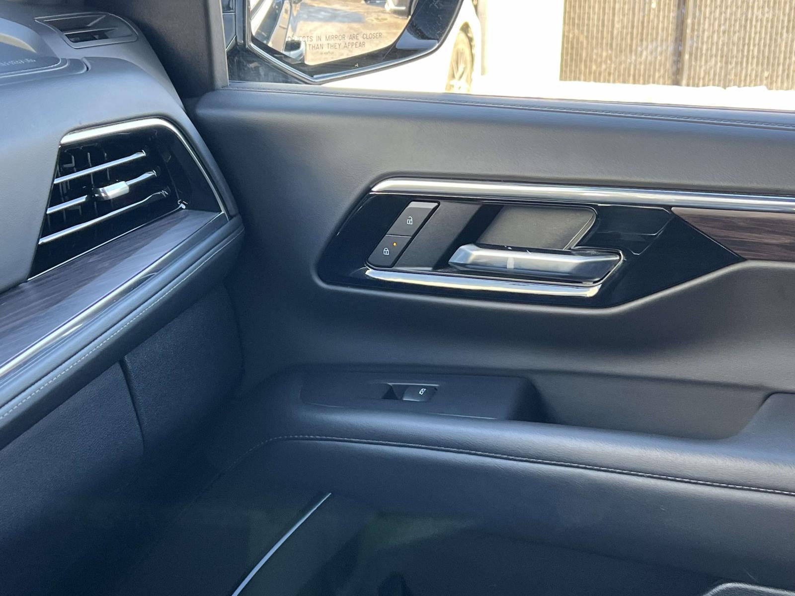 2025 Chevrolet Suburban 4WD LT