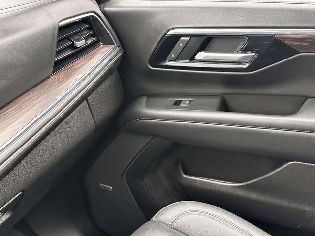 2025 Chevrolet Suburban 4WD LT