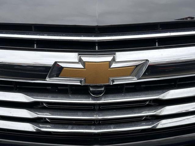 2025 Chevrolet Suburban 4WD LT