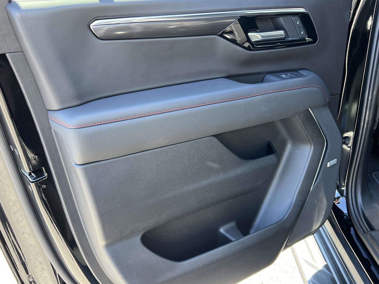 2025 Chevrolet Suburban 4WD RST