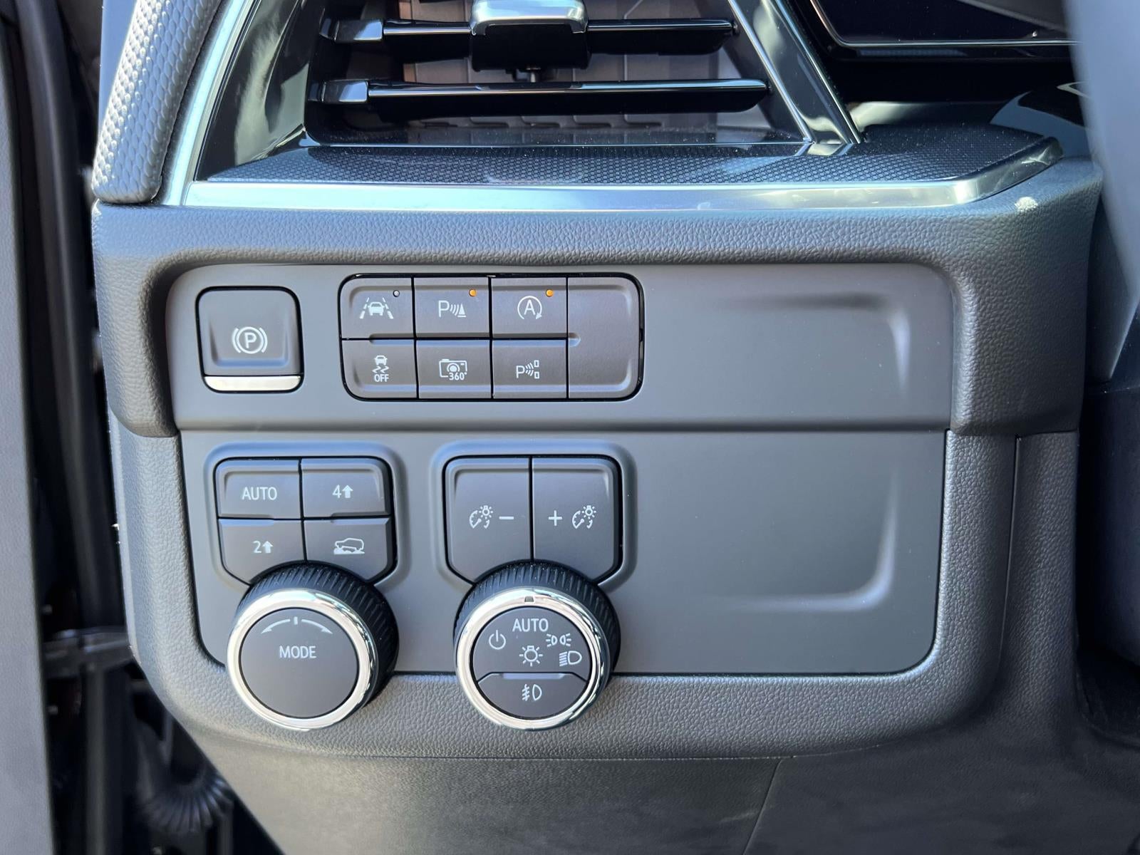 2025 Chevrolet Suburban 4WD RST