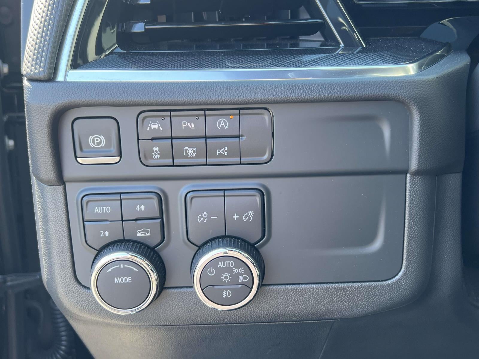 2025 Chevrolet Suburban 4WD RST