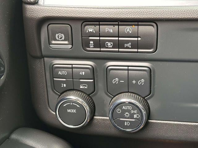 2025 Chevrolet Suburban 4WD RST