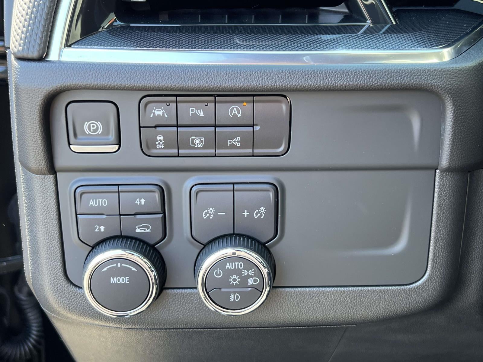 2025 Chevrolet Suburban 4WD RST