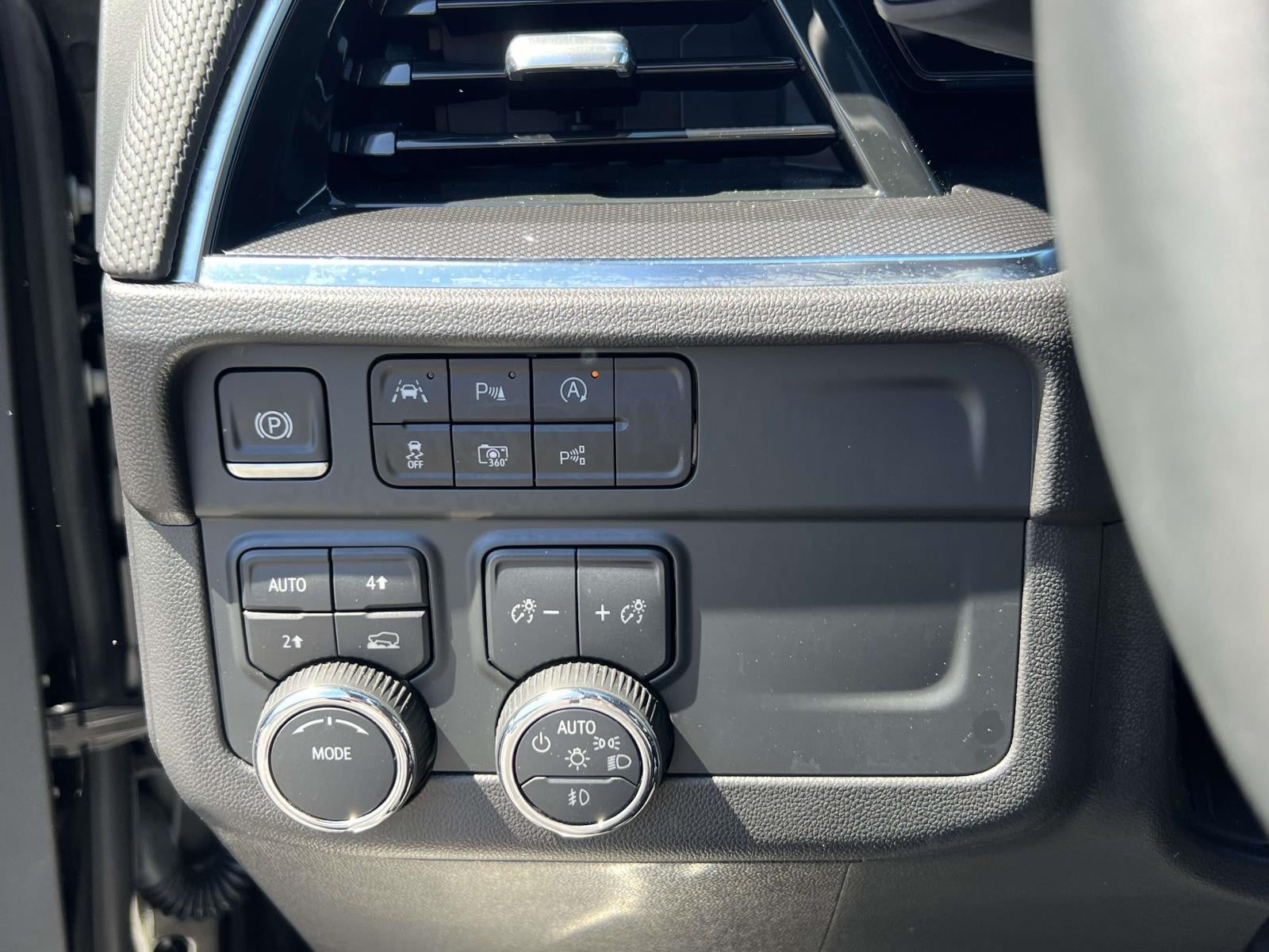 2025 Chevrolet Suburban 4WD RST