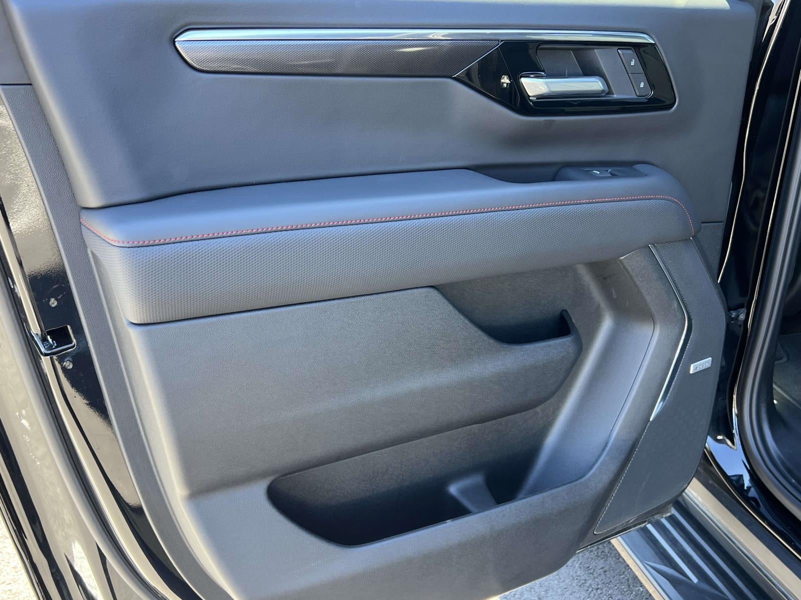 2025 Chevrolet Suburban 4WD RST