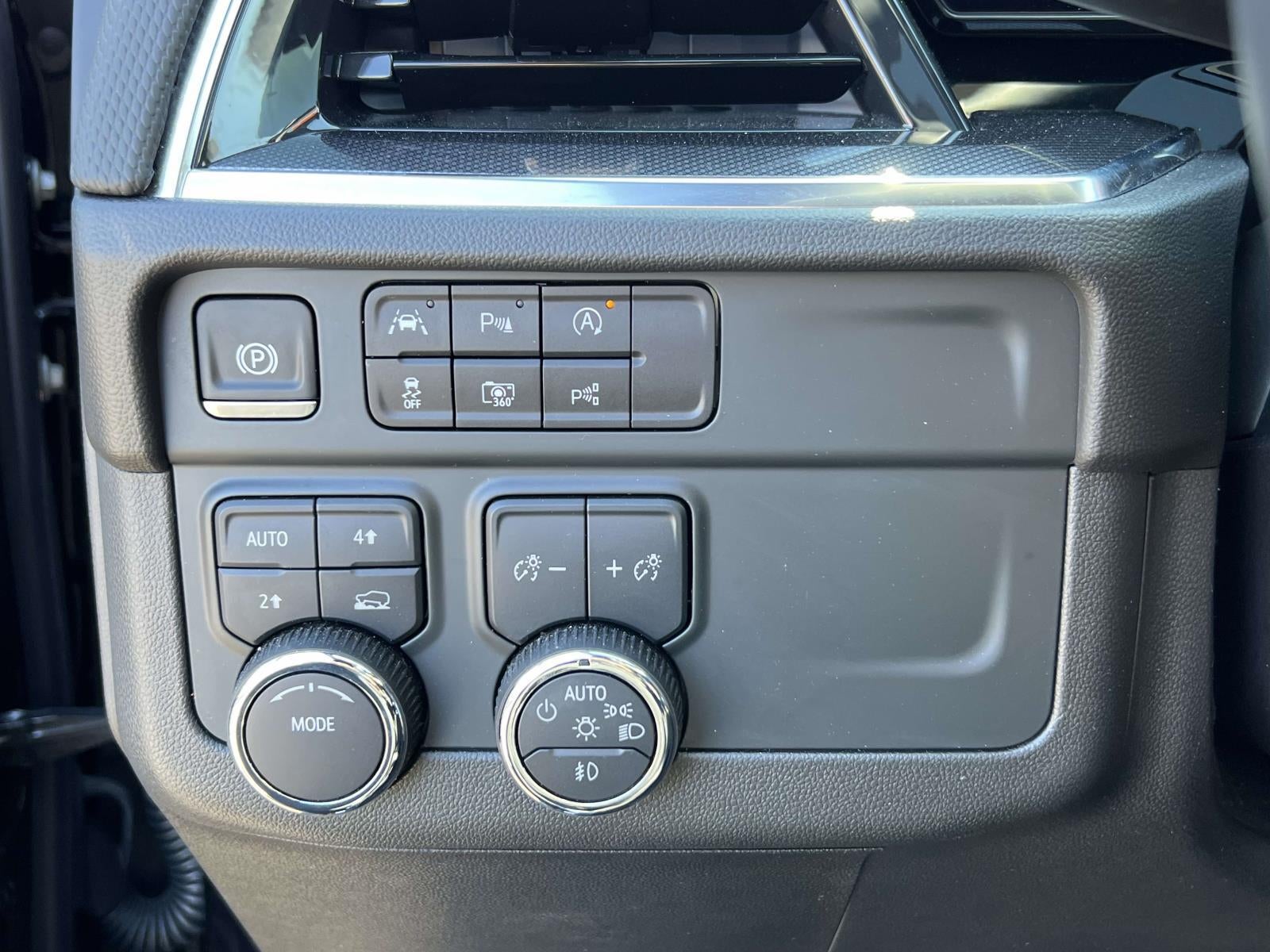 2025 Chevrolet Suburban 4WD RST