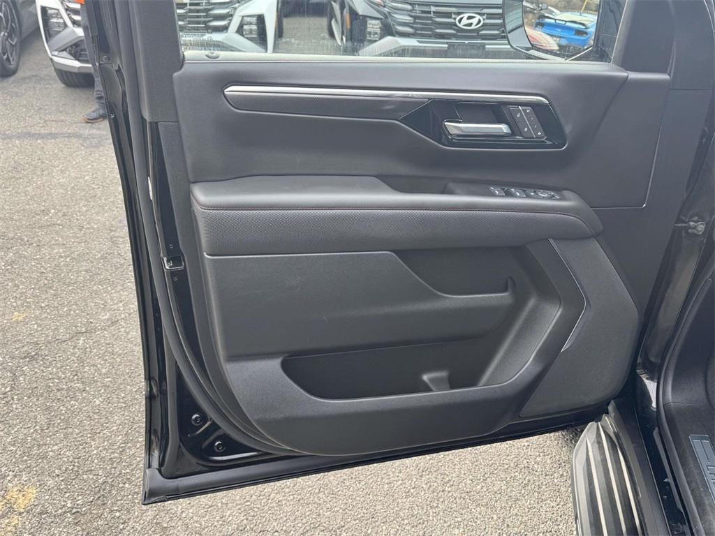 2025 Chevrolet Suburban 4WD RST