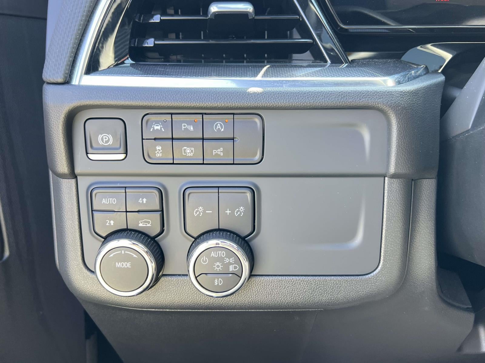 2025 Chevrolet Suburban 4WD RST