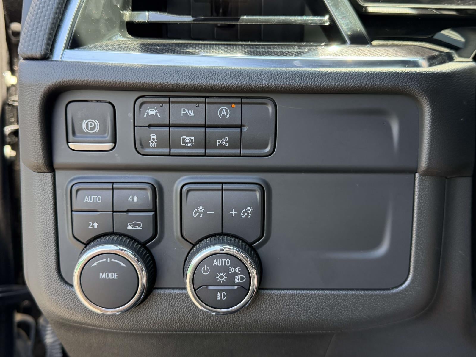 2025 Chevrolet Suburban 4WD RST