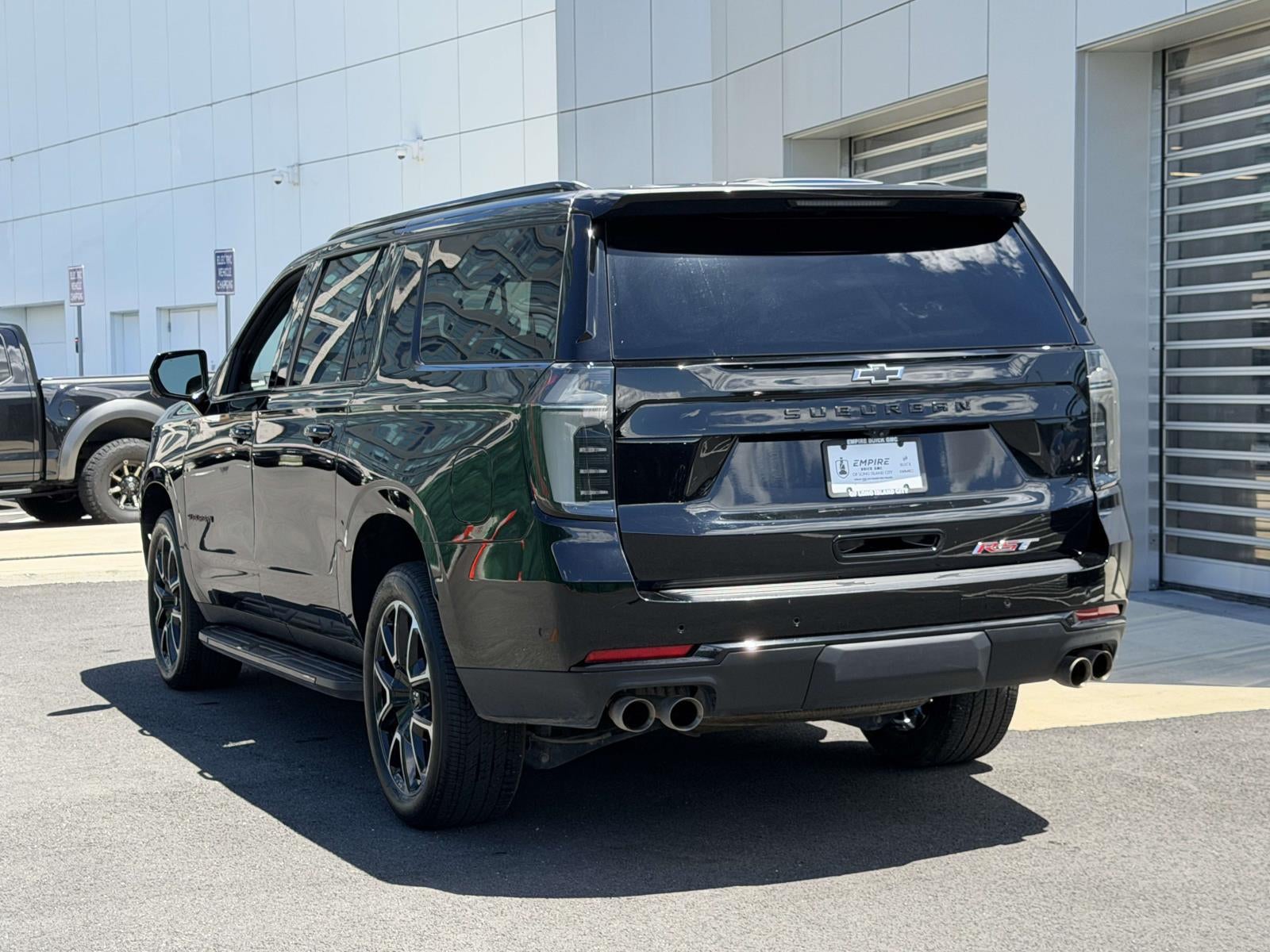 2025 Chevrolet Suburban 4WD RST