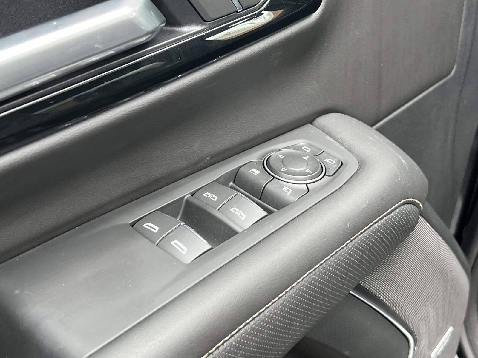 2025 Chevrolet Suburban 4WD Premier