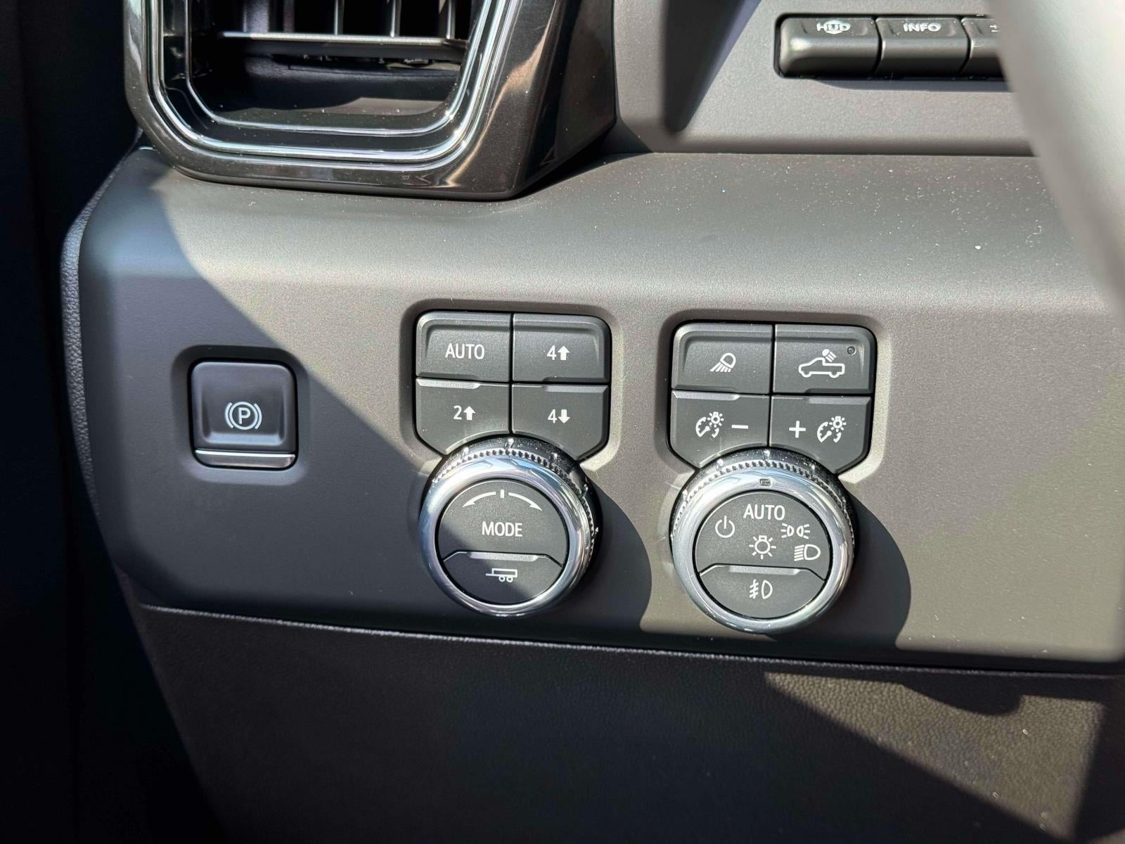 2025 GMC Sierra 2500HD Crew Cab, Standard Bed, AT4, 4WD