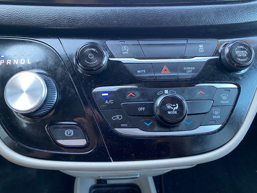 2024 Chrysler Voyager LX