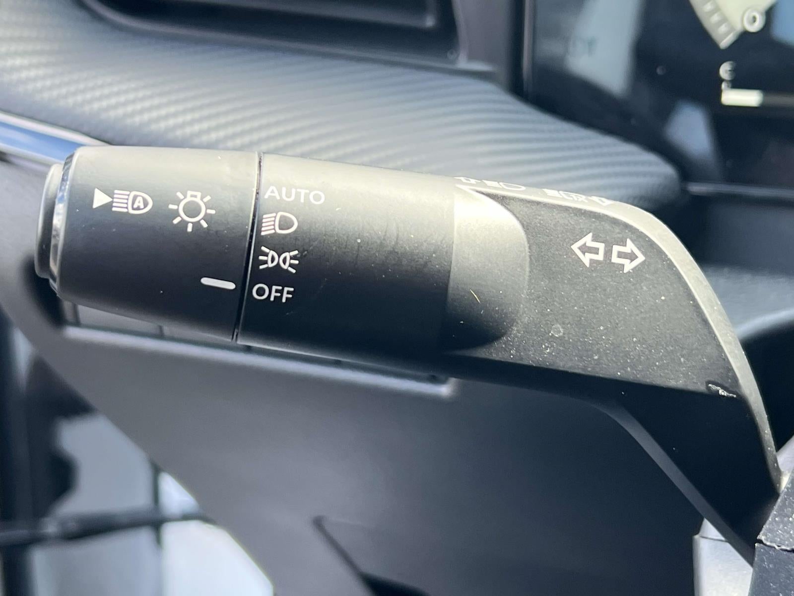 2025 Nissan Kicks SR FWD