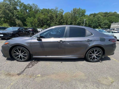 2022 Toyota Camry SE Hybrid