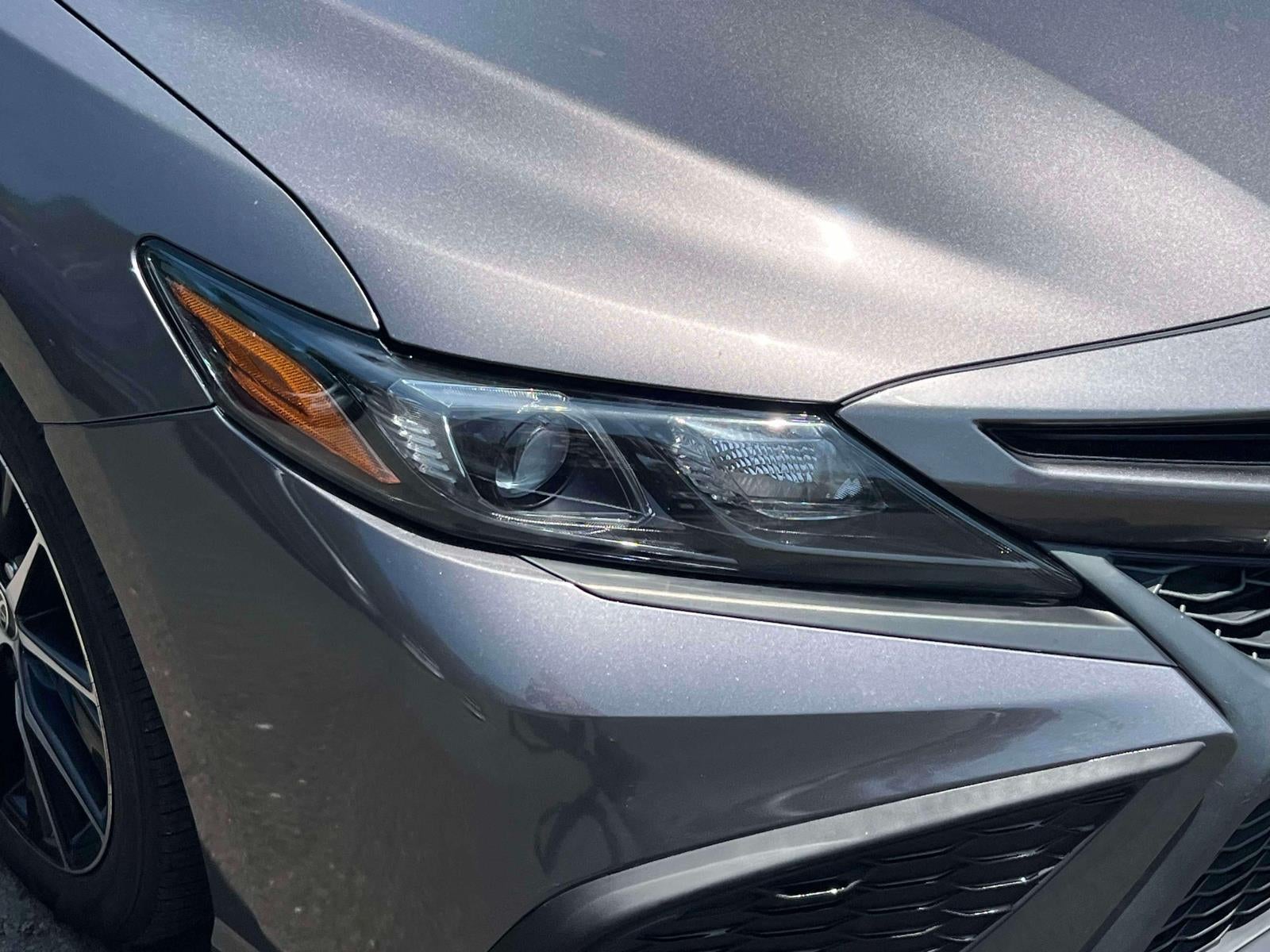 2022 Toyota Camry SE Hybrid