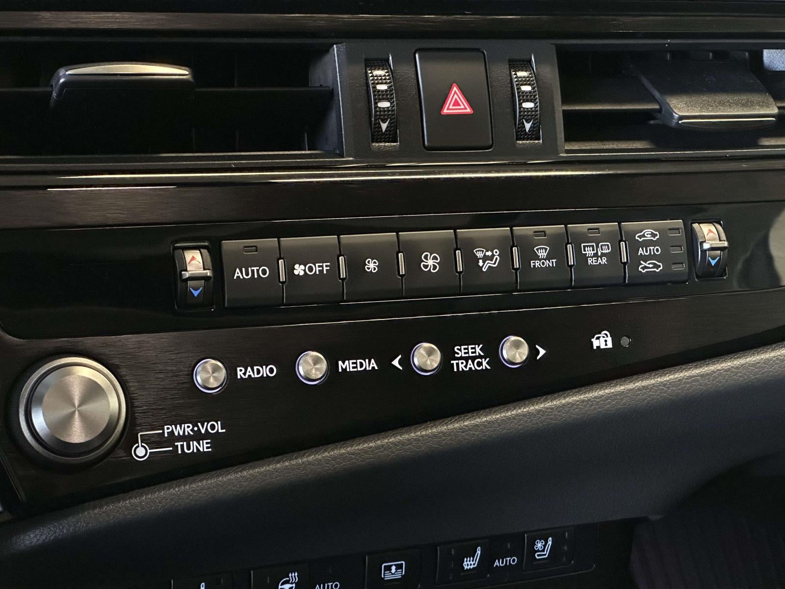 2024 Lexus ES 300h Luxury