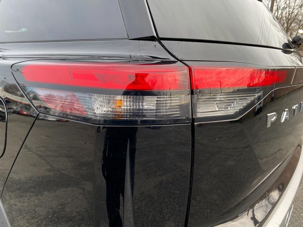 2025 Nissan Pathfinder SL 4WD