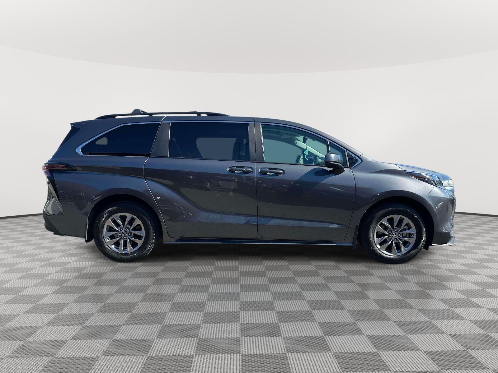 2025 Toyota Sienna LE