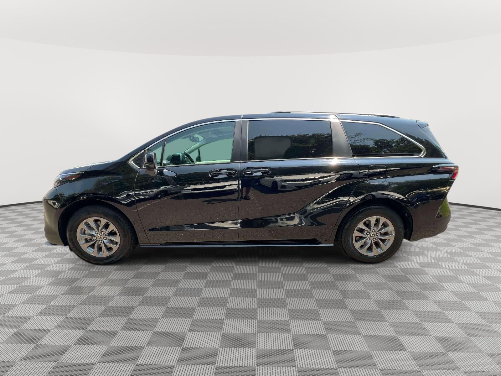 2024 Toyota Sienna LE
