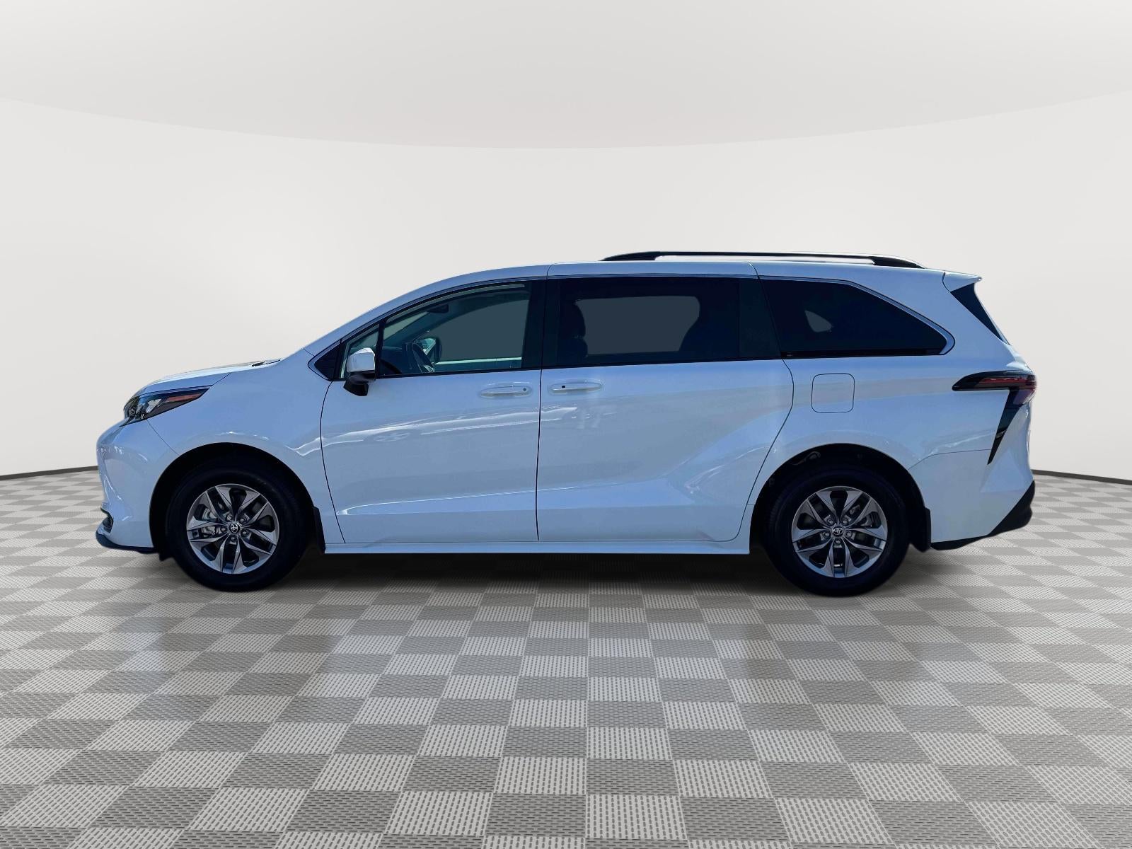 2025 Toyota Sienna LE