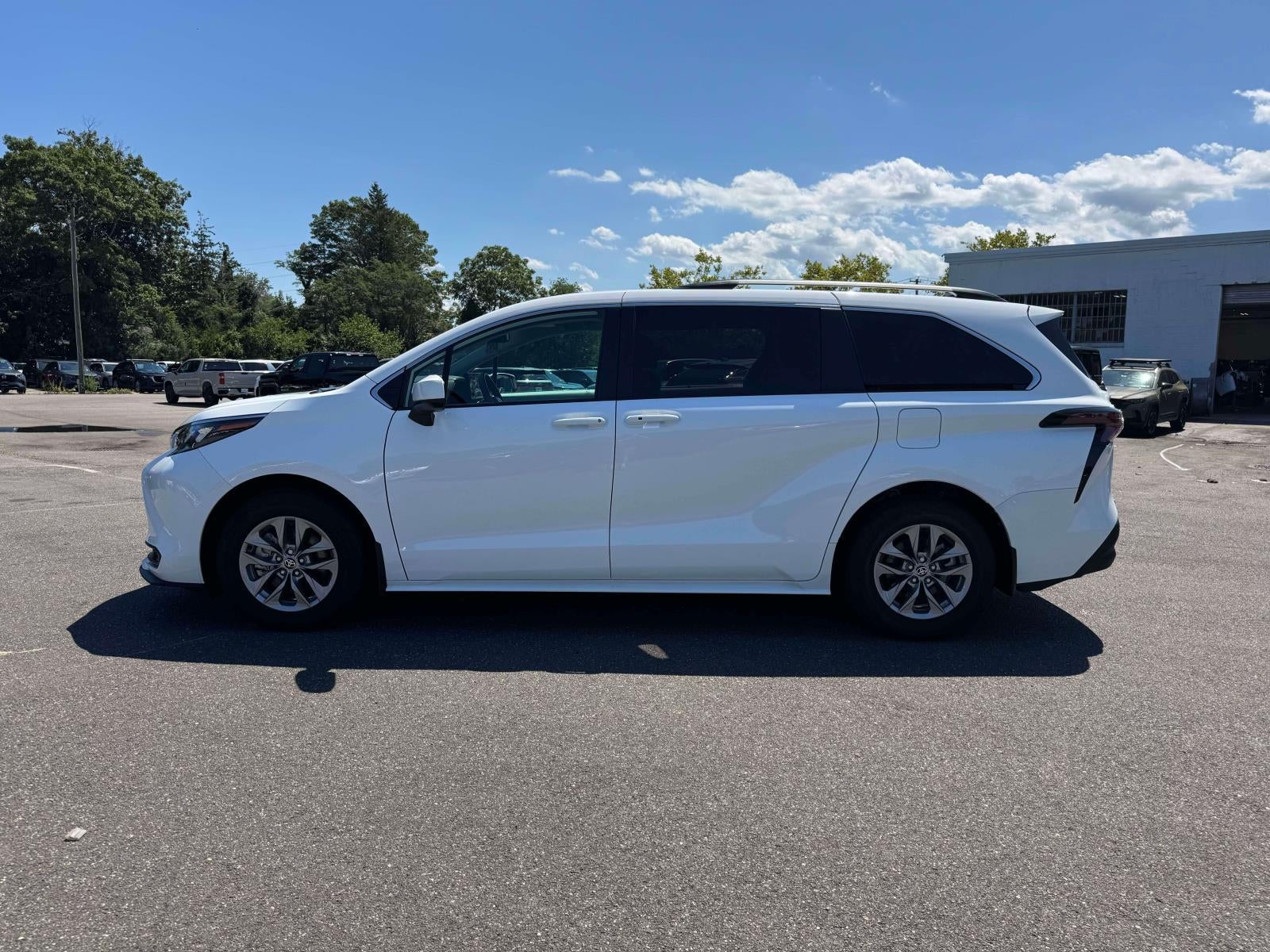 2025 Toyota Sienna LE