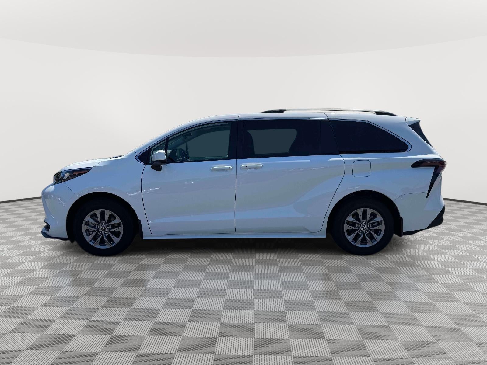 2025 Toyota Sienna LE