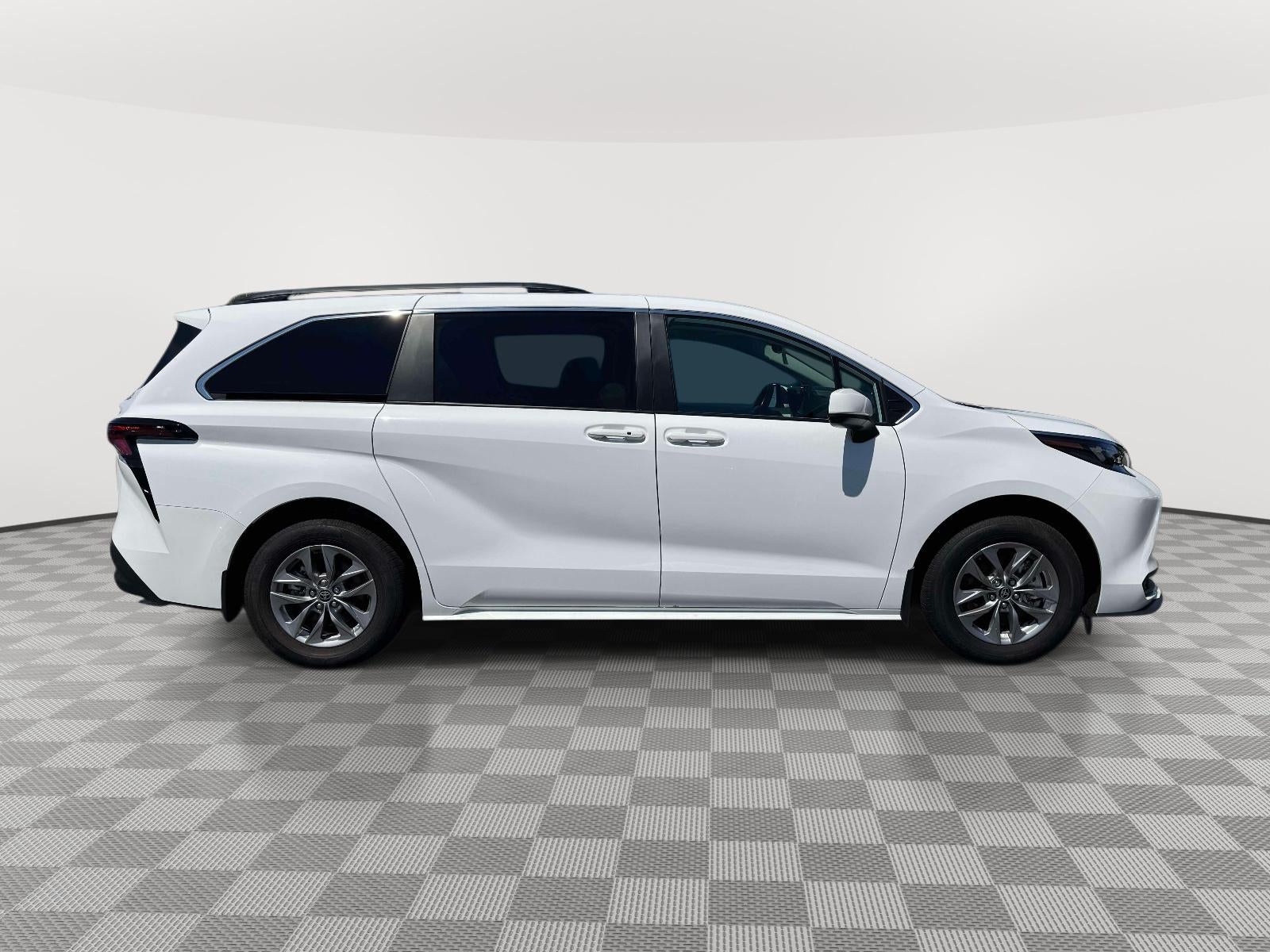 2025 Toyota Sienna LE